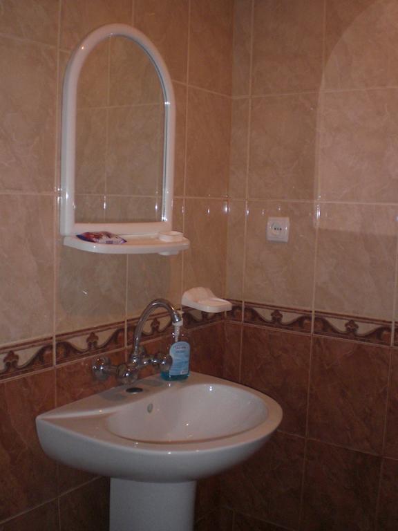 Guest House Nona Kutaisi Quarto foto
